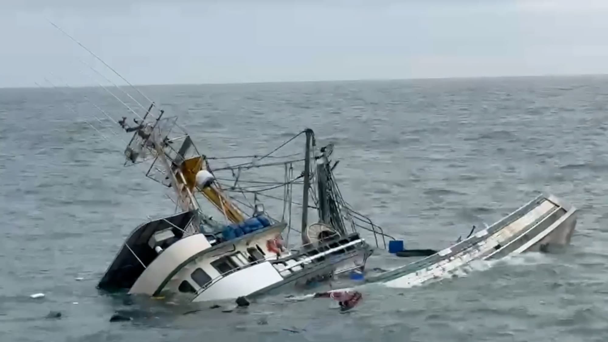 Fishing boat capsizes off the coast of Rio Grande do Sul, Brazil, Aug. 29, 2026. Note: Photo is a screenshot from a video. (Newsflash/NX)