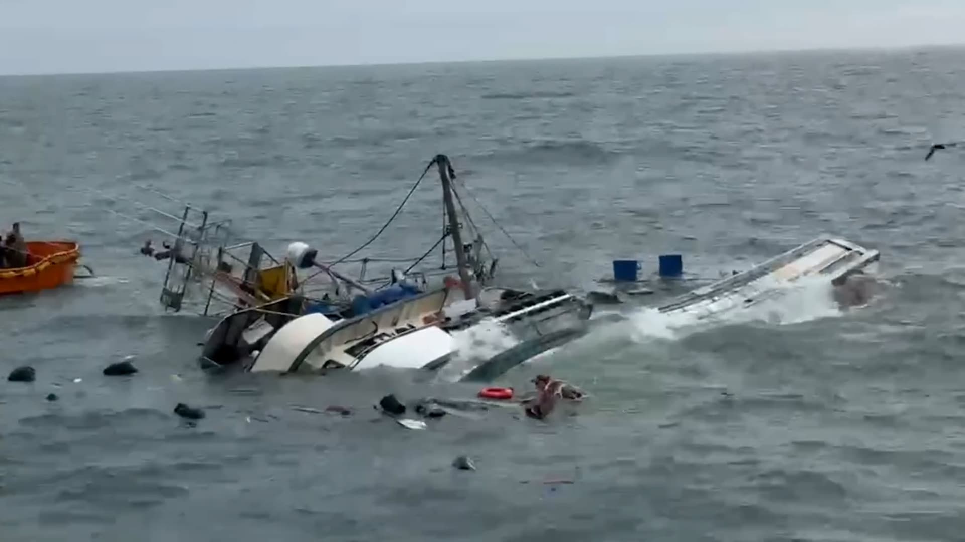 Fishing boat capsizes off the coast of Rio Grande do Sul, Brazil, Aug. 29, 2026. Note: Photo is a screenshot from a video. (Newsflash/NX)