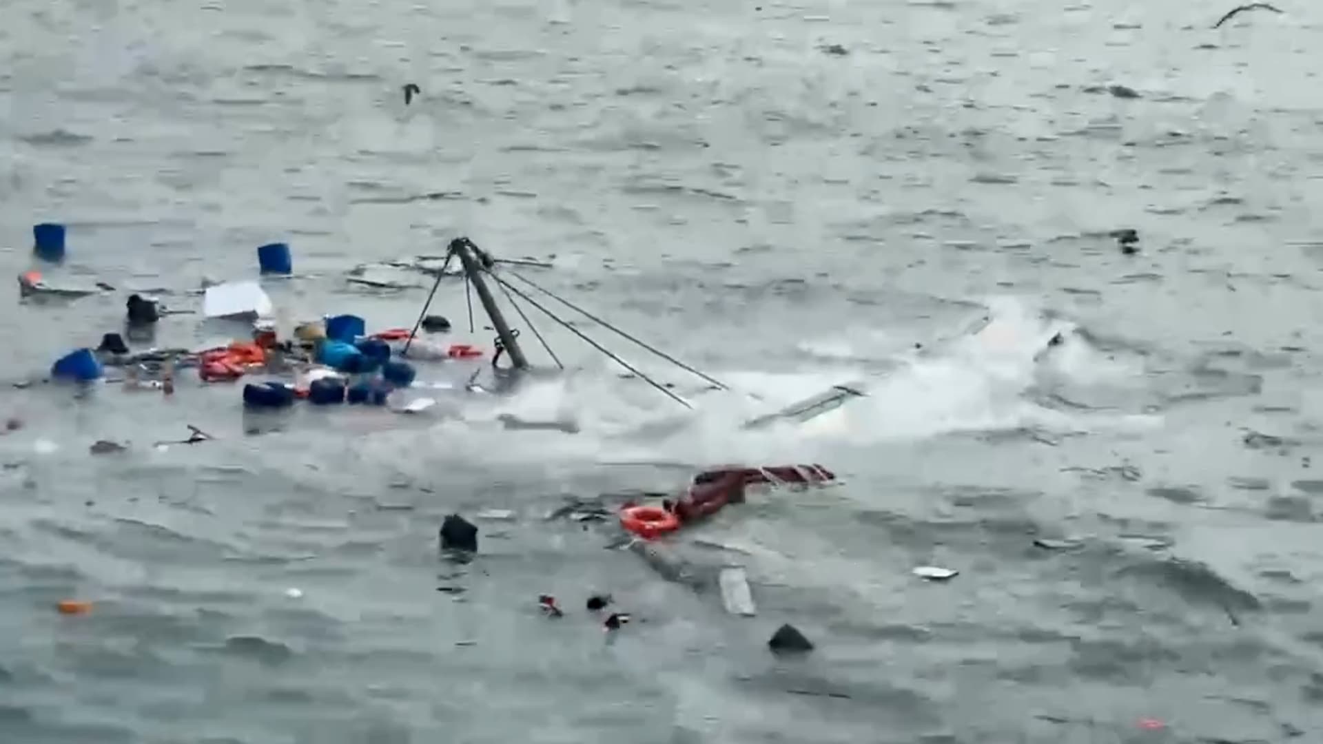 Fishing boat capsizes off the coast of Rio Grande do Sul, Brazil, Aug. 29, 2026. Note: Photo is a screenshot from a video. (Newsflash/NX)
