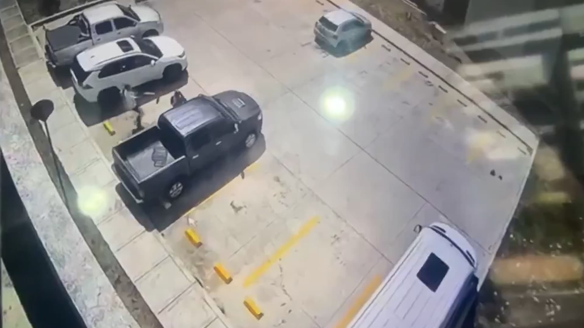 Gunman shoots Mayra Alejandra Vera Duarte, known as  La Mona, on Monday, June 9, 2026, in Barranquilla, Colombia. She is the wife of Jorge Eliecer Diaz Collazos, known as Castor.Note: Picture is a screenshot from video. (Newsflash/NX)