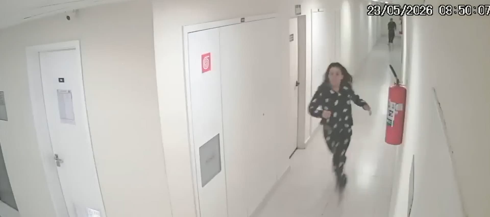 A man breaks into an apartment before attacking Jessica Soares, but she manages to flee in Baueri, Brazil, May 22,2026. He tried to rape her and was arrested. Note: Photo is a screenshot from a video. (Newsflash/NX)