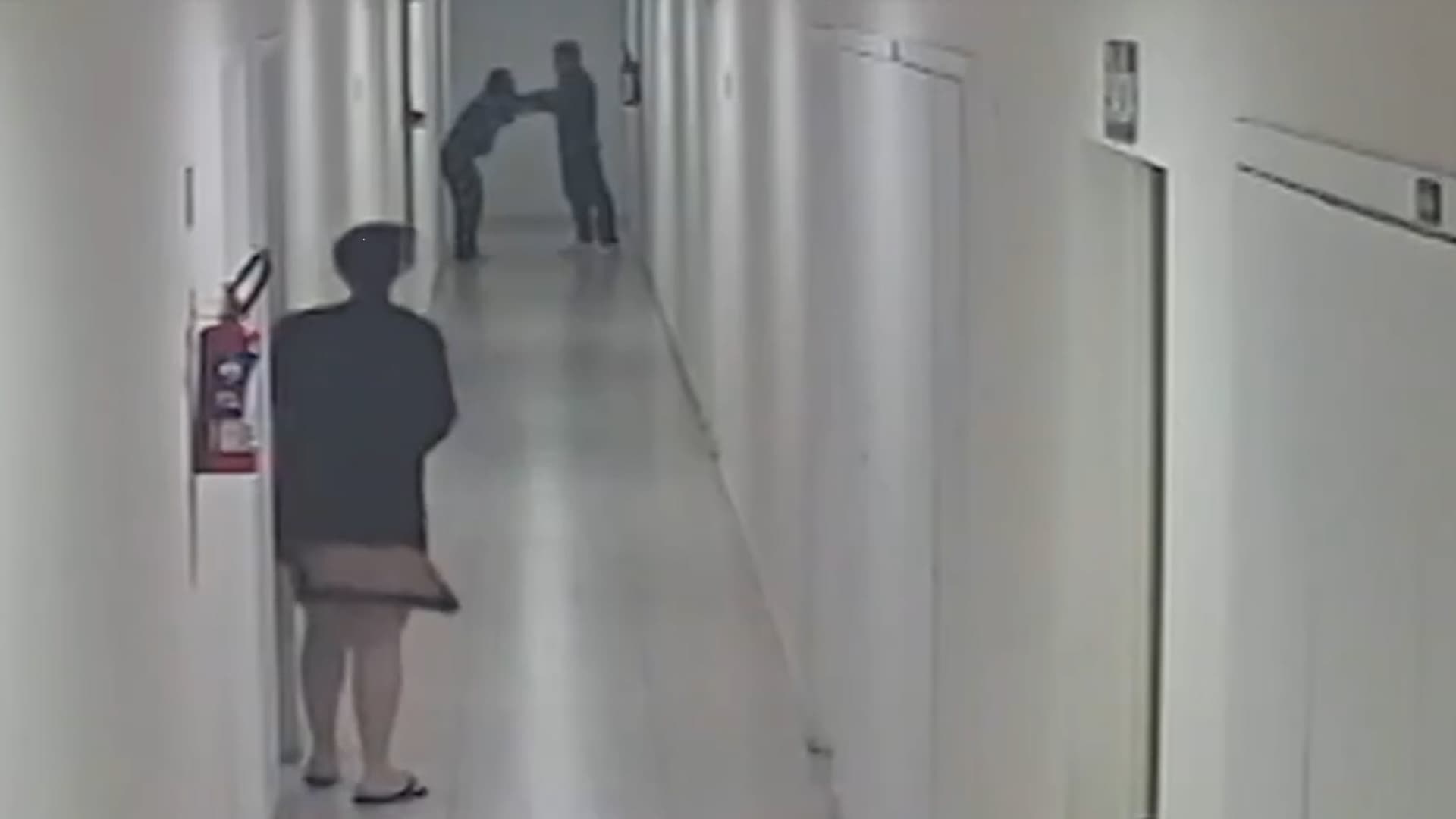 A man breaks into an apartment before attacking Jessica Soares, but she manages to flee in Baueri, Brazil, May 22,2026. He tried to rape her and was arrested. Note: Photo is a screenshot from a video. (Newsflash/NX)