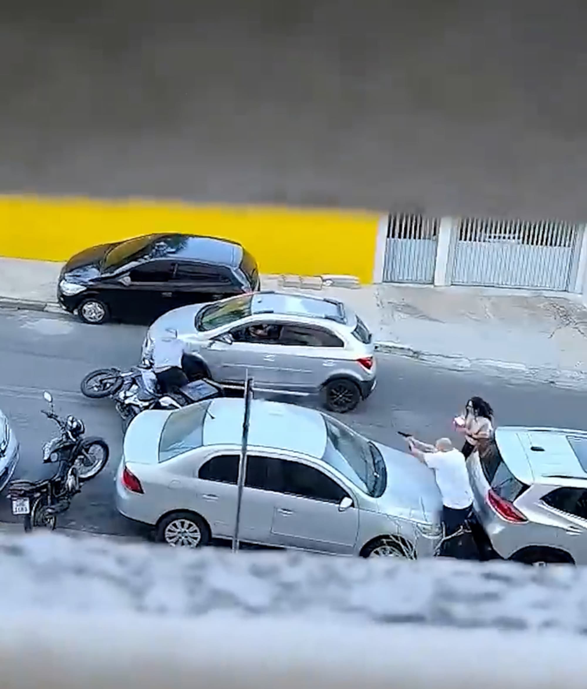 Police officers shoots robber robing police officers in Sao Paulo, Brazil. The robber died. Note: Photo is a screenshot from a video. (Newsflash/NX)