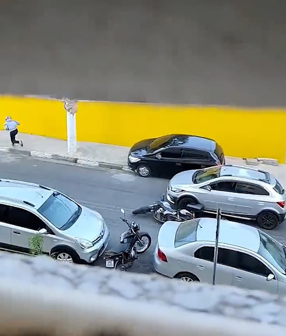 Police officers shoots robber robing police officers in Sao Paulo, Brazil. The robber died. Note: Photo is a screenshot from a video. (Newsflash/NX)