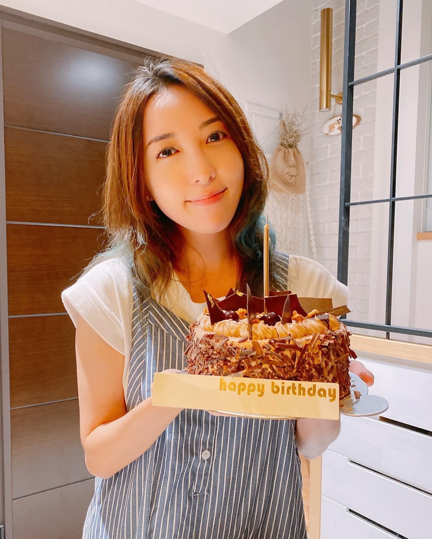 Taiwanese actress Wu Xiong poses in undated photo. She was arrested after allegedly damaging a national treasure at Yakushiji Temple in Nara, Japan. Note: Private photo taken from social media. (@bernice0222/Newsflash/NX)