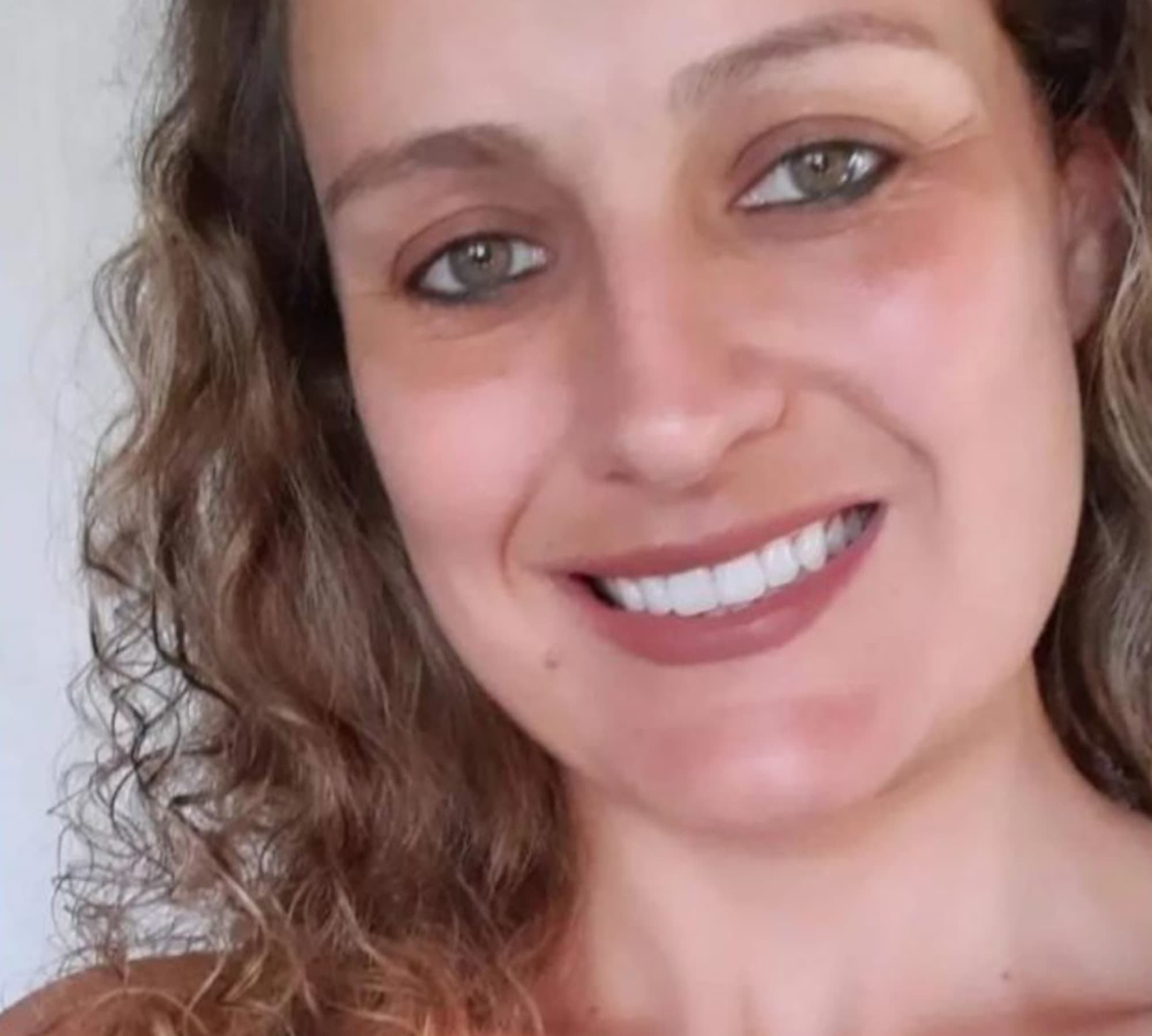 Edinara Goncalves Areze, 39, poses in undated photo. She was struck by lightning walking on the beach in Palhoca, Brazil. Note: Private picture. (Newsflash/NX)
