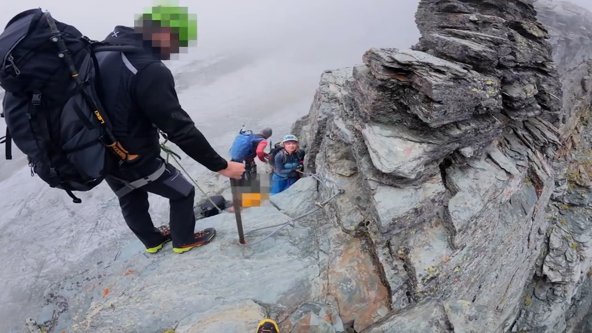 Video shows a Polish mountaineer being attacked by a mountain guide at a narrow, exposed section of the trail leading to the summit on the Grossglockner mountain in Austria, Aug. 22, 2026. Note: Photo is a screenshot from a video. (@szuki_85/Newsflash/NX)