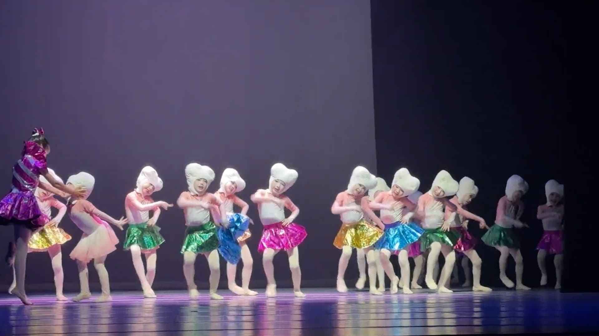 An eight-year-old girl saves the day when her teammate's skirt fell off during a dance competition in Shenzhen, Guangdong in China. The video was shared on Douyin - the Chinese version of TikTok on Aug. 28, 2026. Note: Photo is a screenshot from a video. (AsiaWire/NX)