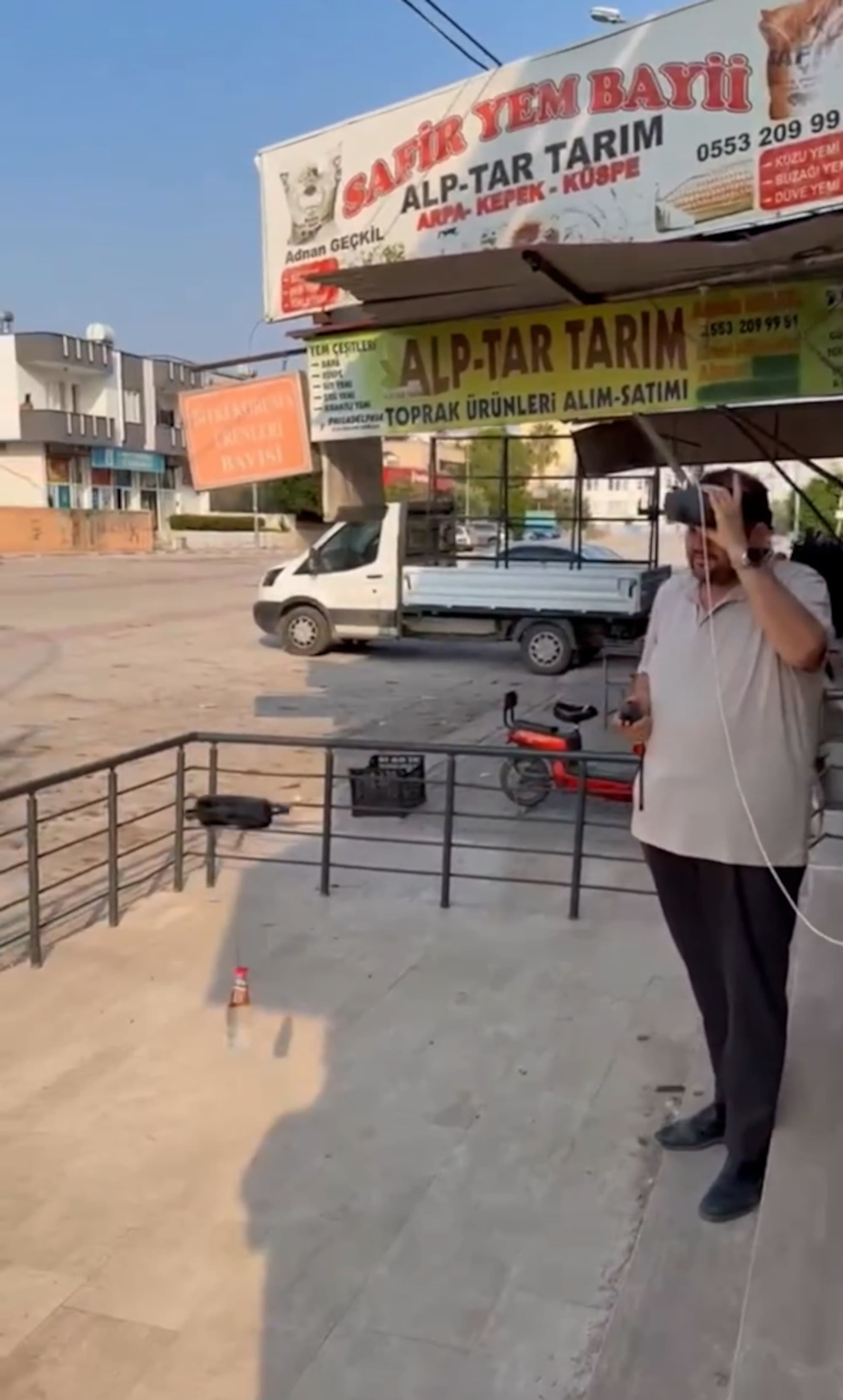 A boss uses drones to deliver cold drinks to workers laying fibre internet cables on rooftops. The crew then used pliers to cut the rope and take the drinks before the drone flies away.
Note: Photo is a screenshot from a video. (@AciFettah, Newsflash/NX)