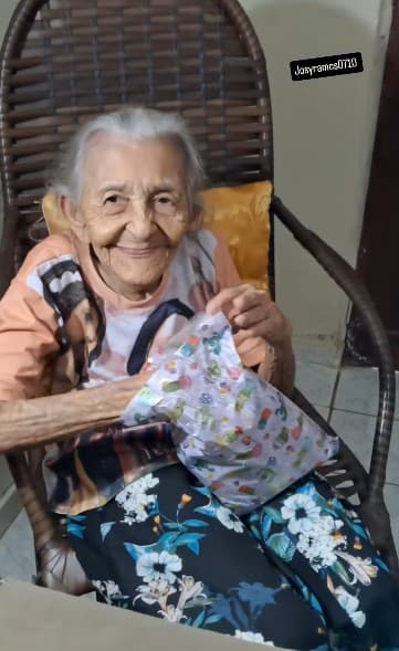 Maria Lurdes da Silva, 104, opens a gift, undated.
A video of her dancing during her birthday vent viral on social media in Brazil.Note: Private picture. ( @josyramos0710, Newsflash/NX)