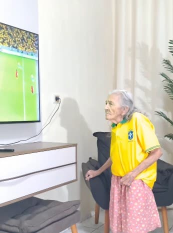 Maria Lurdes da Silva, 104, watches football, undated.
A video of her dancing during her birthday vent viral on social media in Brazil.Note: Private picture. ( @josyramos0710, Newsflash/NX)