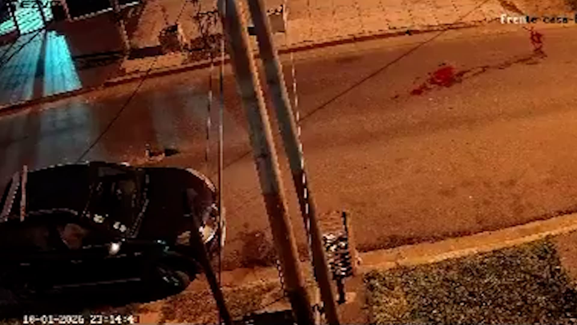 A motorist runs over a thief in La Matanza, Argentina, Oct.01,2026. He died. Note: Photo is a screenshot from a video. (Harrisons)