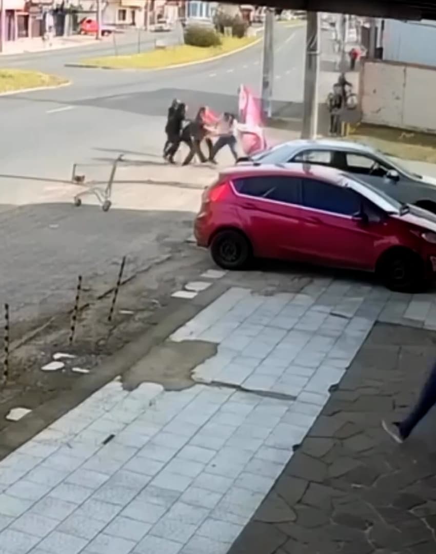 Hapless Mugger Beaten By Mum And Daughters Unloading Shopping Who He Tried To Rob Of Phone And Car Keys