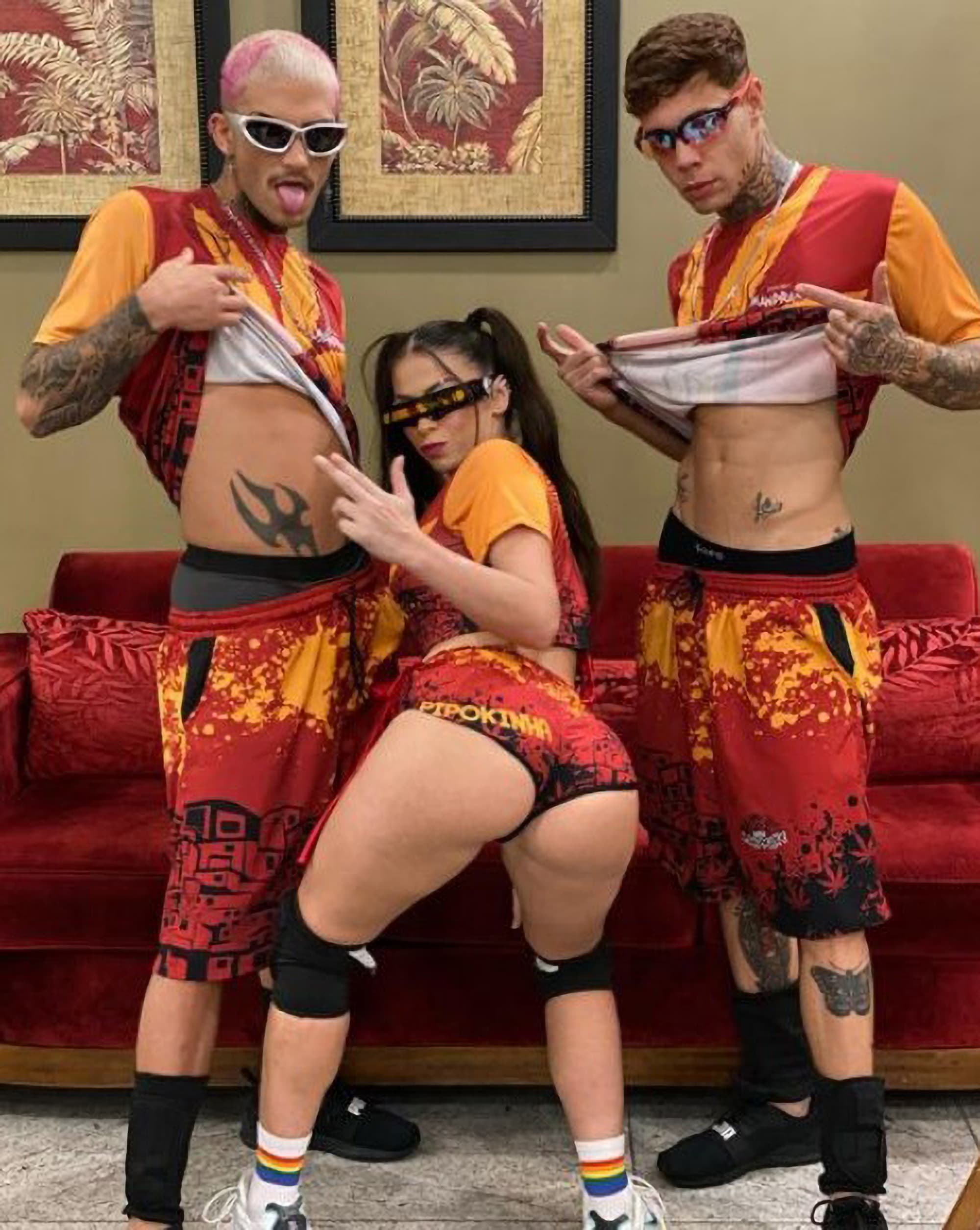 MC Pipokinha poses with unidentified men in undated photo. São Paulo politician presented a complaint against MC Pipokinha for suggesting acts of explicit simulated sex at her shows for teenagers. Note: Private photo. (@pihrainha/CEN)