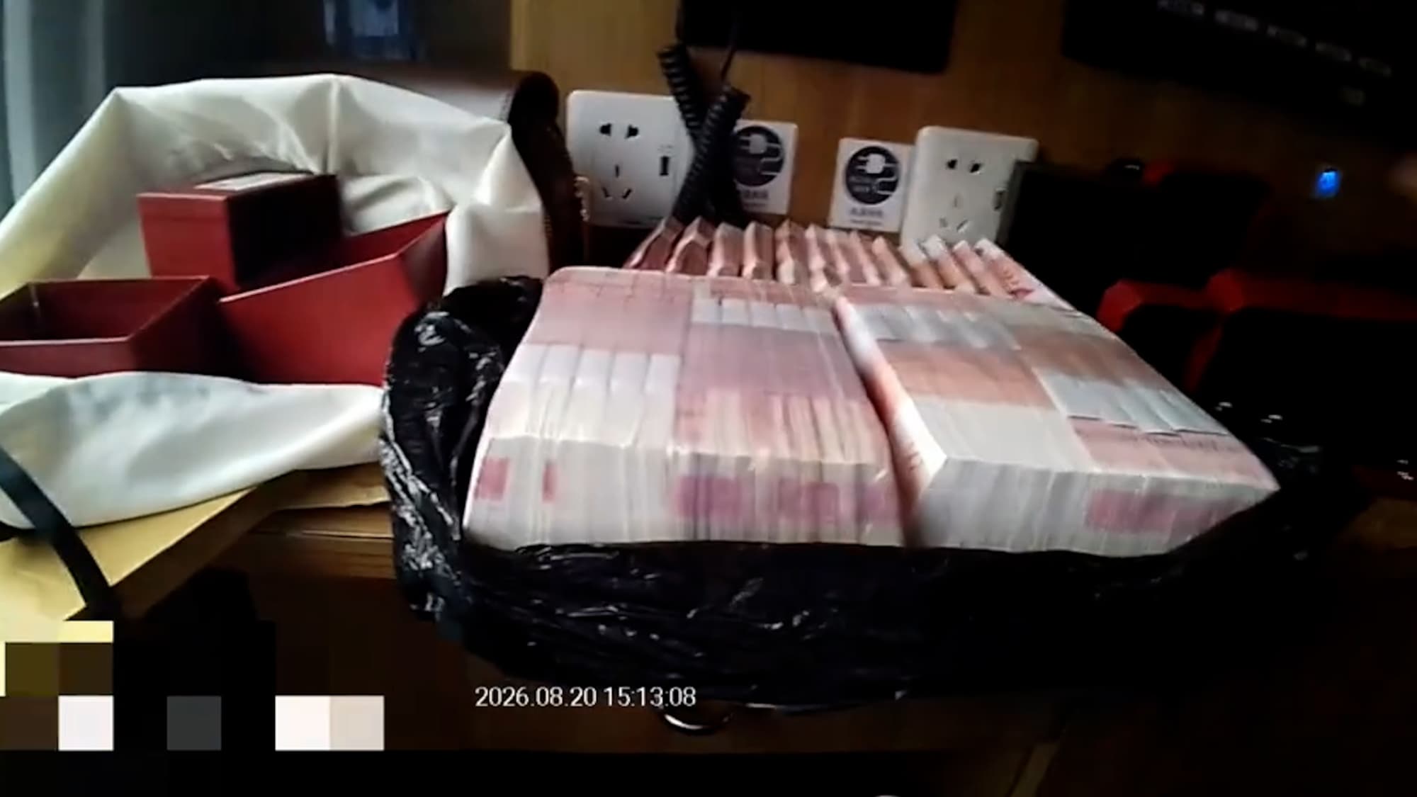 Police finds mysterious suitcase full with money in an empty high-speed train carriage in Beijing, China, Aug. 20, 2026. Note: Photo is a screenshot from a video. (AsiaWire/NX)