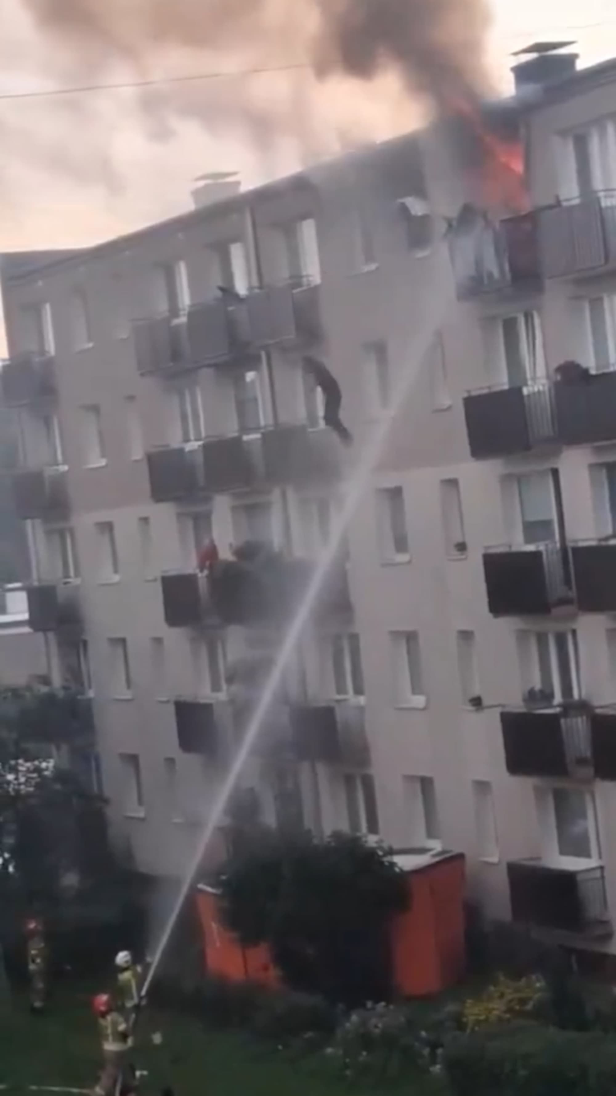 Man jumps from a window during an apartment fire in Wejherowo, Poland, Aug. 28, 2026. Note: Photo is a screenshot from a video. (Newsflash/NX)