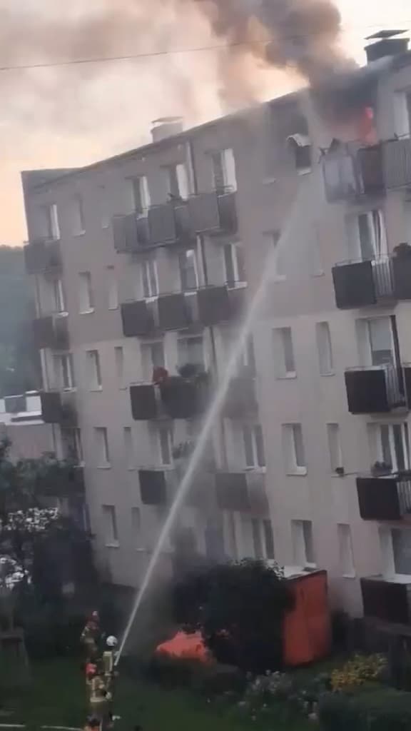 Man jumps from a window during an apartment fire in Wejherowo, Poland, Aug. 28, 2026. Note: Photo is a screenshot from a video. (Newsflash/NX)